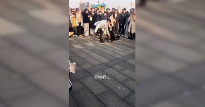 Copertina di Robot impazzito tira un calcio a un uomo e lo fa sanguinare: il video choc diventato virale