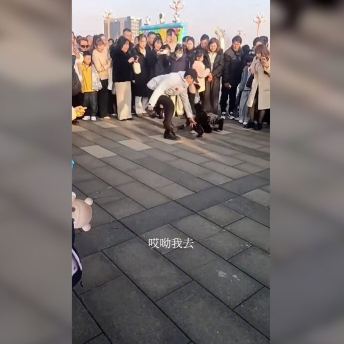 Robot impazzito tira un calcio a un uomo e lo fa sanguinare: il video choc diventato virale