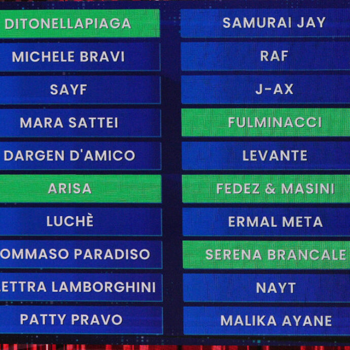 Sanremo 2026, la diretta della prima serata: la voce di Pippo Baudo apre il Festival, standing ovation per l’omaggio a Peppe Vessicchio. Fine prevista all’1.25.