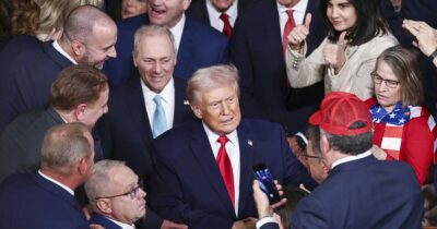 Copertina di L’economia secondo Trump: “Più ricchi che mai”. Ma la crescita cala, i licenziamenti volano e i “18 trilioni di investimenti” non esistono