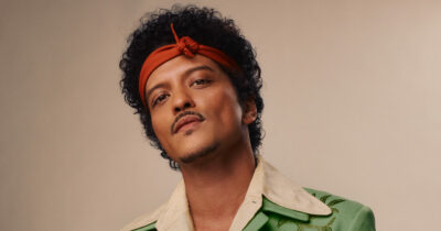 Copertina di Sanremo 2026, Bruno Mars è l’ospite internazionale che il Festival meritava: l’artista torna dopo dieci anni con “The Romantic” e dà lezioni di musica e d’amore