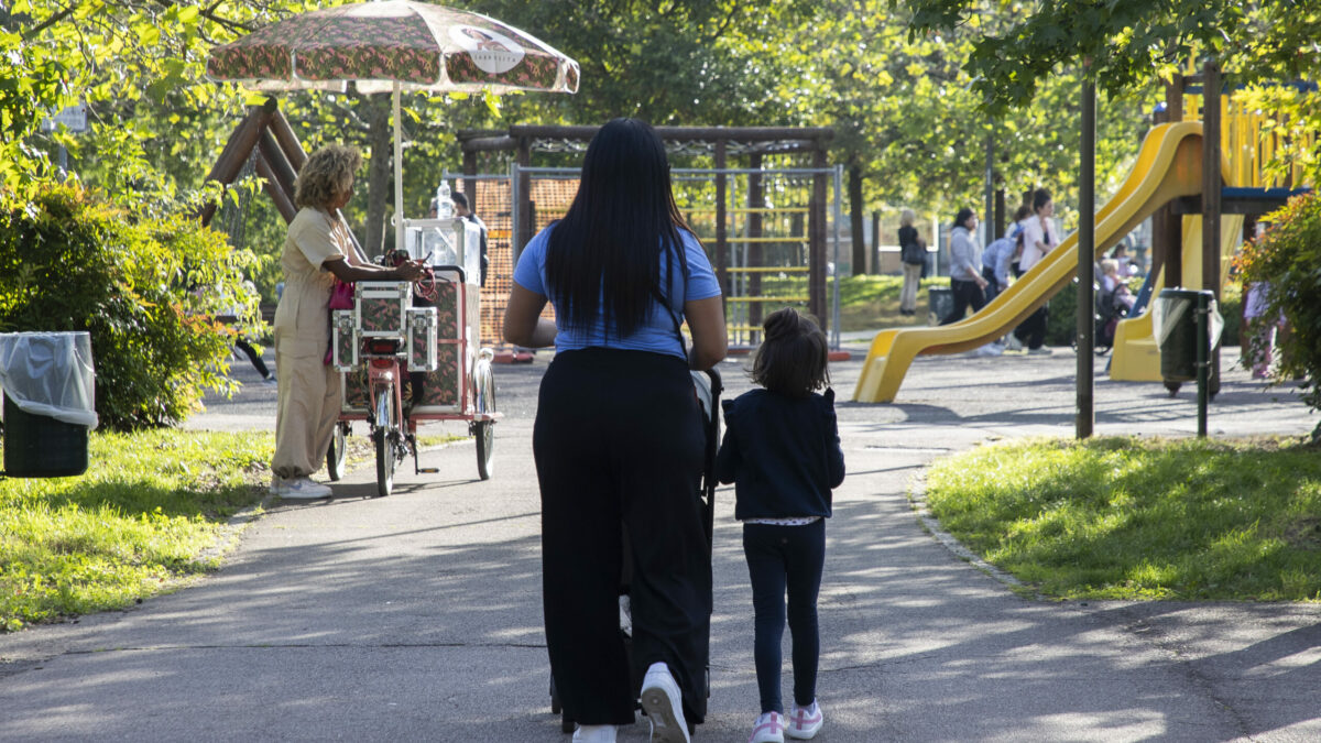 La caccia all’orsacchiotto al parco si trasforma in incubo: bambini e famiglie trovano una valigia con un cadavere dentro. Arrestati due uomini con l’accusa di omicidio
