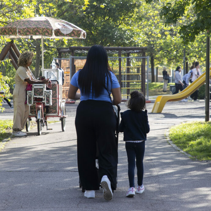 La caccia all’orsacchiotto al parco si trasforma in incubo: bambini e famiglie trovano una valigia con un cadavere dentro. Arrestati due uomini con l’accusa di omicidio