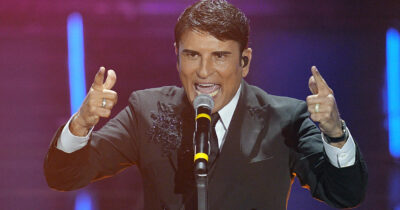 Copertina di Sal Da Vinci porta il suo matrimonio davanti alla chiesa di Sanremo 2026 e il pubblico canta “Per sempre sì” – VIDEO