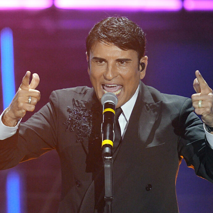 Sal Da Vinci porta il suo matrimonio davanti alla chiesa di Sanremo 2026 e il pubblico canta “Per sempre sì” – VIDEO