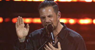 Copertina di “La testa tra le nuvole e la me**a sotto i piedi è il mio mantra. Non mi sento un cantautore, ma un compositore”: il segreto di Enrico Nigiotti a Sanremo 2026 – IL VIDEO