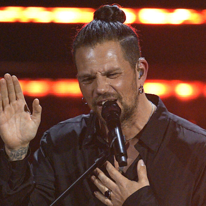 “La testa tra le nuvole e la me**a sotto i piedi è il mio mantra. Non mi sento un cantautore, ma un compositore”: il segreto di Enrico Nigiotti a Sanremo 2026 – IL VIDEO