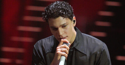 Copertina di Sanremo 2026, “Vorrei avere orgasmi multipli, meglio fare sesso con i calzini. Rapporti a tre con uomo o donna? Proviamo tutto”: Nicolò Filippucci e le rivelazioni hot prima della Finale Giovani