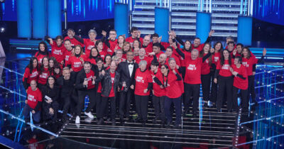 Copertina di Sanremo 2026, top e flop della seconda serata: ottimo il coro Anfas di La Spezia, meno il meccanismo degli annunci