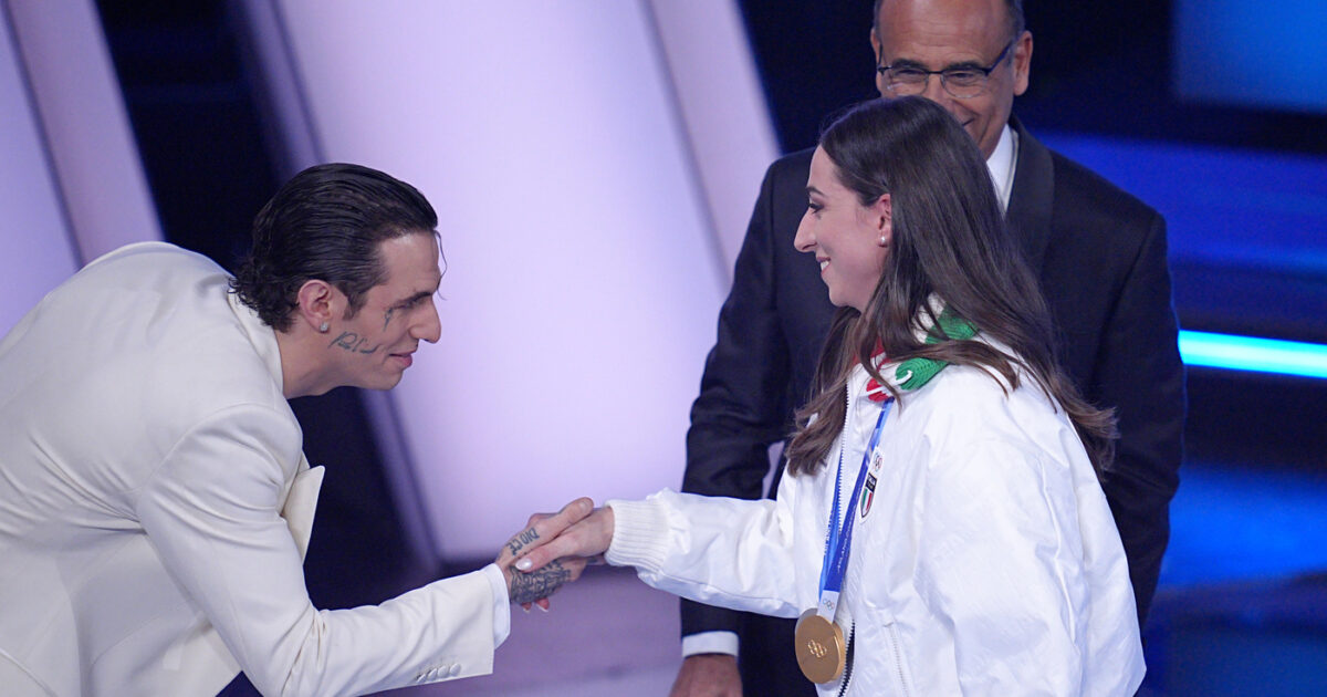 “Posso salutarlo?”: la campionessa Lisa Vittozzi è fan di Achille Lauro, l’amica Francesca Lollobrigida chiama il cantante ed esaudisce il suo desiderio all’Ariston