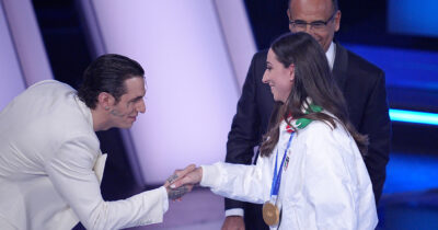 Copertina di “Posso salutarlo?”: la campionessa Lisa Vittozzi è fan di Achille Lauro, l’amica Francesca Lollobrigida chiama il cantante ed esaudisce il suo desiderio all’Ariston