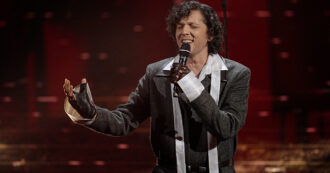 Copertina di “Viviamo di scrolling tra gattini e bimbi morti. Il livello delle canzoni è bassissimo a causa dei social e dell’IA”: così Ermal Meta a Sanremo 2026 – VIDEO