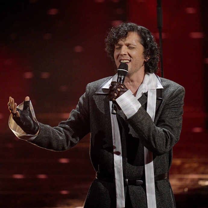 “Viviamo di scrolling tra gattini e bimbi morti. Il livello delle canzoni è bassissimo a causa dei social e dell’IA”: così Ermal Meta a Sanremo 2026 – VIDEO