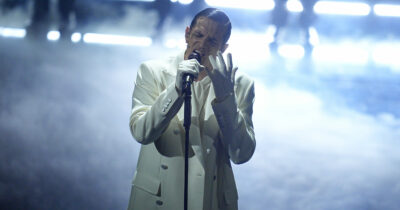 Copertina di “Il tributo di Achille Lauro mi ha fatto commuovere. Quel brano per mio figlio racconta il dolore di tutti”:  parla la mamma di Achille Barosi che cantò “Perdutamente” al funerale del figlio morto a Crans Montana