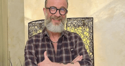 Copertina di I capelli di Marco Masini? Possono ‘reggerti’ se fai bungee jumping dal balcone: “Tengono fino a 80 chili di strappo e sono giapponesi”