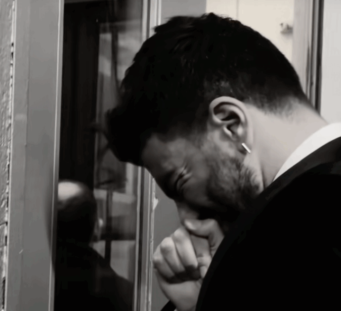 Gianluca Gazzoli e il pianto nel backstage di Sanremo dopo avere ricordato la mamma: “È esploso tutto”