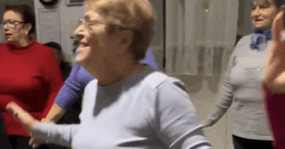 Copertina di “Per sempre sì” di Sal Da Vinci scatena le signore di un centro anziani di Ostuni: movimenti di bacino, mani all’aria e giravolte nella coreografia – VIDEO