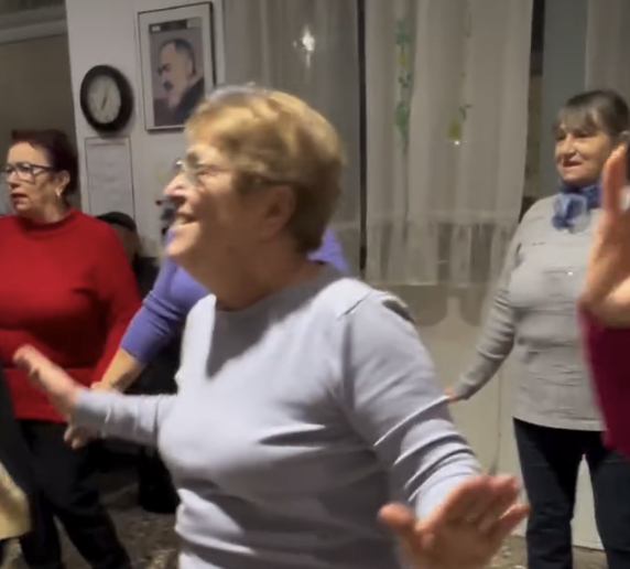 “Per sempre sì” di Sal Da Vinci scatena le signore di un centro anziani di Ostuni: movimenti di bacino, mani all’aria e giravolte nella coreografia – VIDEO