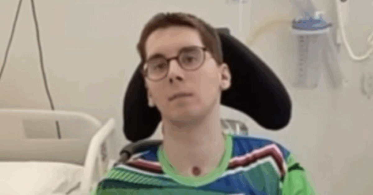 Paolo Sarullo, vittima di violenza giovanile, a Sanremo: “Non deve succedere più a nessuno”. Carlo Conti: “Mi raccomando, non mollare” e lui risponde deciso “non si molla un cazz*”