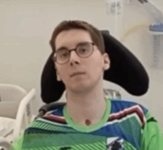 Paolo Sarullo, vittima di violenza giovanile, a Sanremo: “Non deve succedere più a nessuno”. Carlo Conti: “Mi raccomando, non mollare” e lui risponde deciso “non si molla un cazz*”