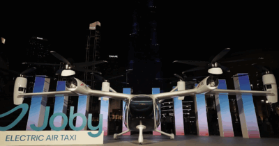 Copertina di Arrivano i’ taxi volanti’. I primi velivoli in azione a Dubai entro la fine del 2026: “Trasformiamo il modo in cui le persone si muovono”