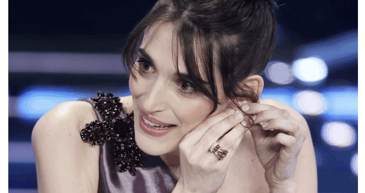 Pilar Fogliati perde l’orecchino da oltre 20 mila euro sul palco dell’Ariston: il “brivido” in diretta, ecco cosa è successo Pilar Fogliati perde l’orecchino da oltre 20 mila euro sul palco dell’Ariston: il “brivido” in diretta, ecco cosa è successo