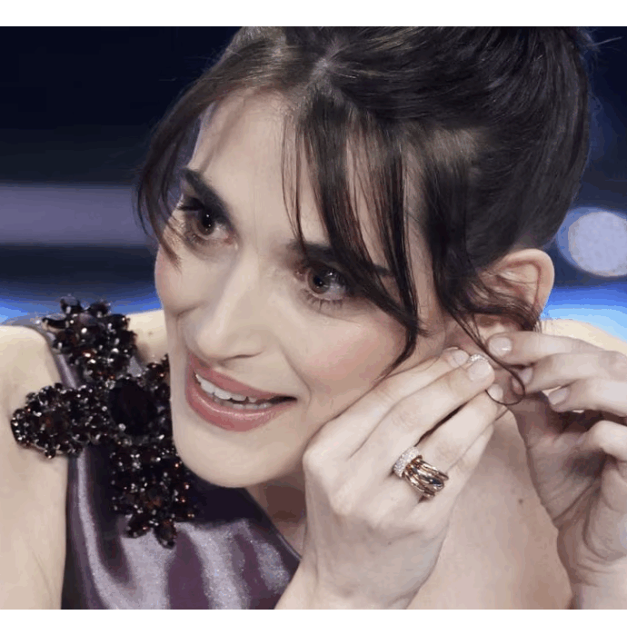 Pilar Fogliati perde l’orecchino da oltre 20 mila euro sul palco dell’Ariston: il “brivido” in diretta, ecco cosa è successo