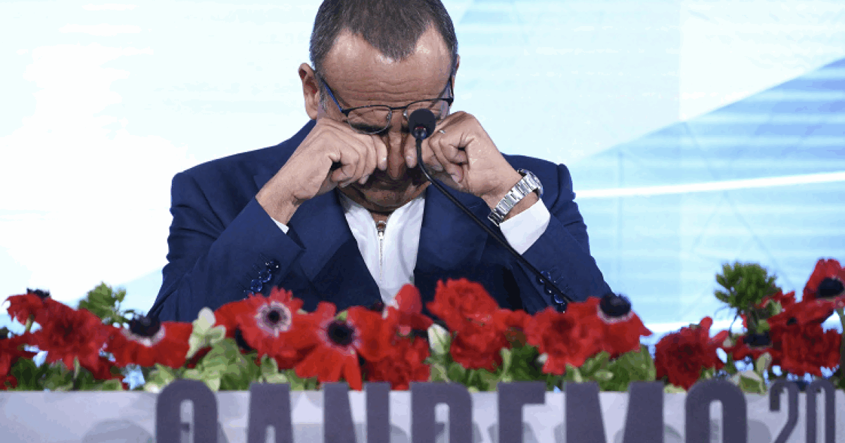 Sanremo 2026, Carlo Conti ironizza: “Gli ascolti sono diminuiti e la colpa è del direttore artistico, lo share è aumentato e il merito non è del direttore artistico”. Irina Shayk: “La guerra in Ucraina? No a commenti politici”