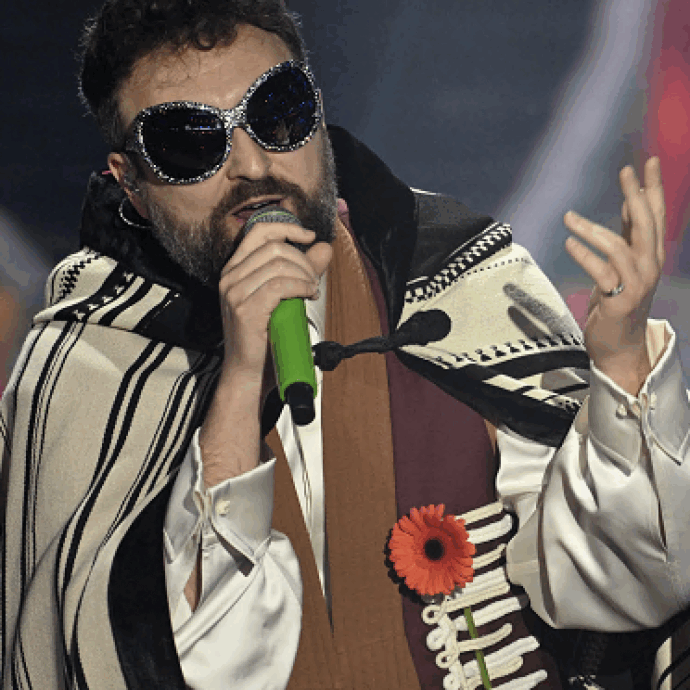 Dargen si infuria a Sanremo 2026: “Codacons dice che ho fatto pubblicità occulta? Mai avuto accordi con Aperol e non lo bevo nemmeno. Mi stupisco che i giornalisti lo riportano. Ansa che diffonde foto fake della Polizia di Stato? Ma verificate?”