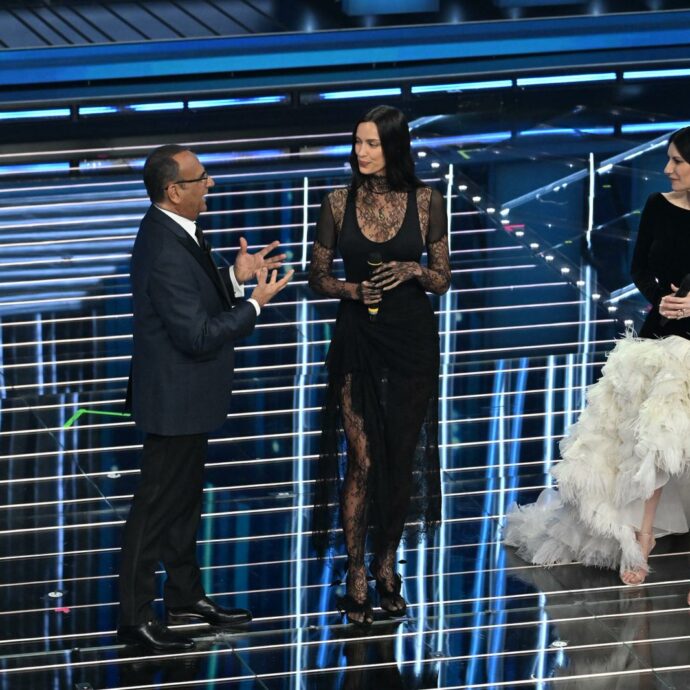 Sanremo 2026, le pagelle ai look della terza serata in diretta: Irina Shayk vampira, Laura Pausini in bianco e nero tra balze e piume