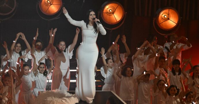 Sanremo 2026, la diretta della terza serata: Pausini canta per la pace: “Vogliamo tutti un mondo senza guerre”. Ovazione per Sal Da Vinci. Filippucci vince la Categoria Giovani, 15 Big in gara