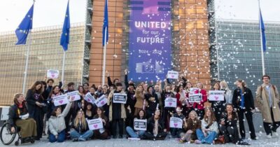 Copertina di Aborto, la Commissione Ue approva l’uso di fondi europei dopo la mobilitazione dei cittadini: “Ma no a nuovi strumenti”