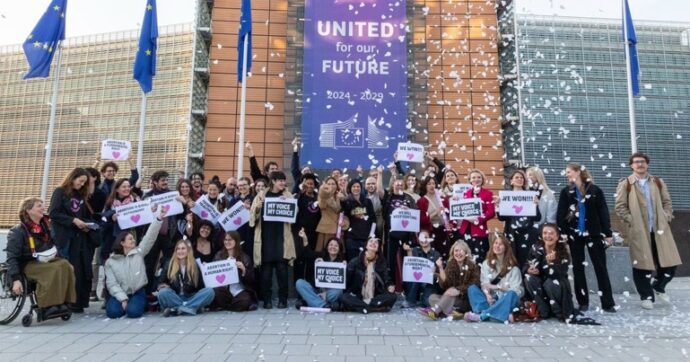 Aborto, la Commissione Ue approva l’uso di fondi europei dopo la mobilitazione dei cittadini: “Ma no a nuovi strumenti”