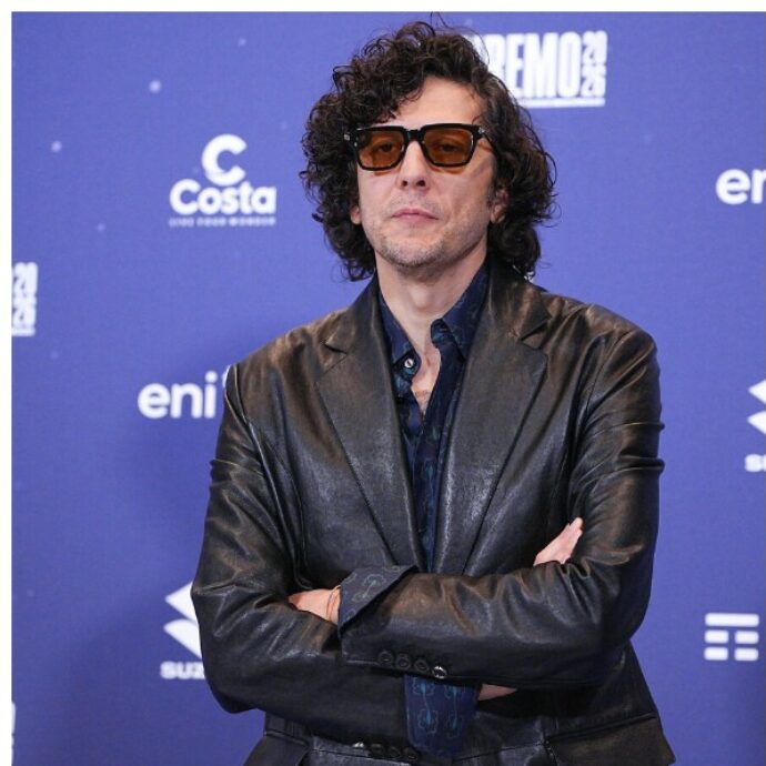 Sanremo 2026, Salvini elogia Ermal Meta: “Gli faccio i complimenti per il perfetto uso dell’italiano”. Il cantautore: “I bimbi di Gaza sul colletto, ma rifiuto le etichette”