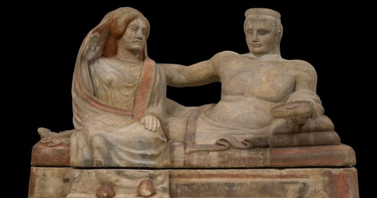 Firenze, restaurata l’Urna del Bottarone a 60 anni dall’alluvione: la nuova vita degli sposi etruschi al Maf