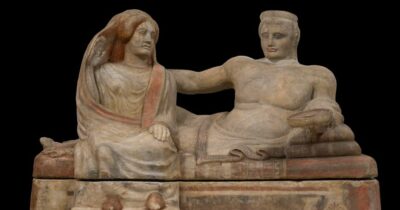 Copertina di Firenze, restaurata l’Urna del Bottarone a 60 anni dall’alluvione: la nuova vita degli sposi etruschi al Maf