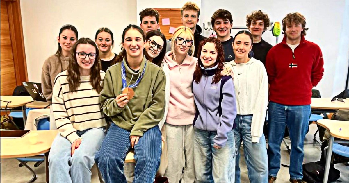 Flora Tabanelli torna a scuola dopo la medaglia alle Olimpiadi: festa e applausi di compagni e insegnanti – Video Flora Tabanelli torna a scuola dopo la medaglia alle Olimpiadi: festa e applausi di compagni e insegnanti – Video