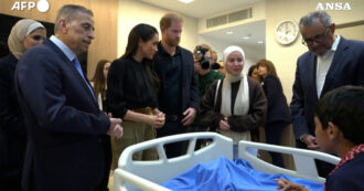 Copertina di Harry e Meghan incontrano i bambini malati di Gaza e i profughi siriani: così  cercano di “ripulire” l’immagine dei Reali dopo lo scandalo dell’ex principe Andrea