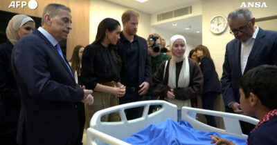 Copertina di Harry e Meghan incontrano i bambini malati di Gaza e i profughi siriani: così  cercano di “ripulire” l’immagine dei Reali dopo lo scandalo dell’ex principe Andrea