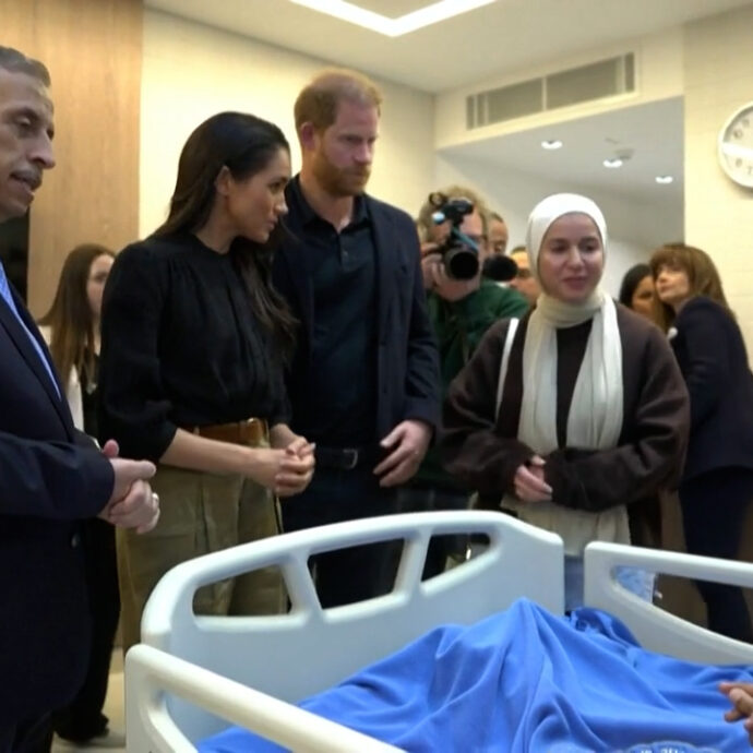 Harry e Meghan incontrano i bambini malati di Gaza e i profughi siriani: così  cercano di “ripulire” l’immagine dei Reali dopo lo scandalo dell’ex principe Andrea