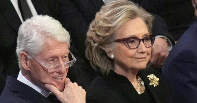 Epstein Files, è il giorno della testimonianza di Hillary Clinton. Cadono altre teste, da Harvard al Nebraska