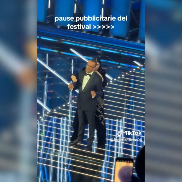 Cosa succede durante le pause pubblicità a Sanremo: Laura Pausini intrattenitrice dell’Ariston fa sciogliere anche Carlo Conti
