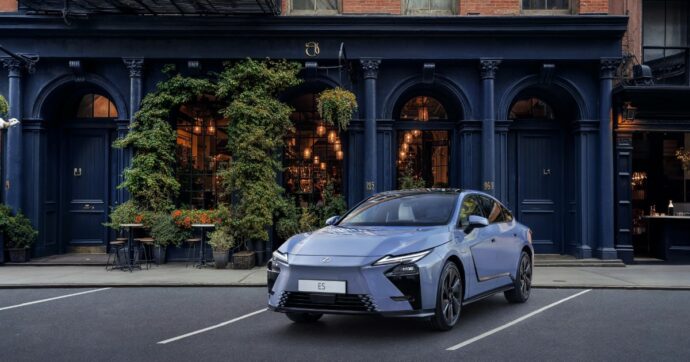 Lexus ES, debutta la versione elettrica. Arriva nella seconda metà del 2026