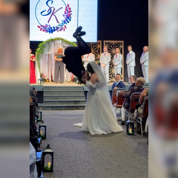 Nozze “da film”, lo sposo finisce a testa in giù e ricrea l’iconico bacio di Spider-Man – Video