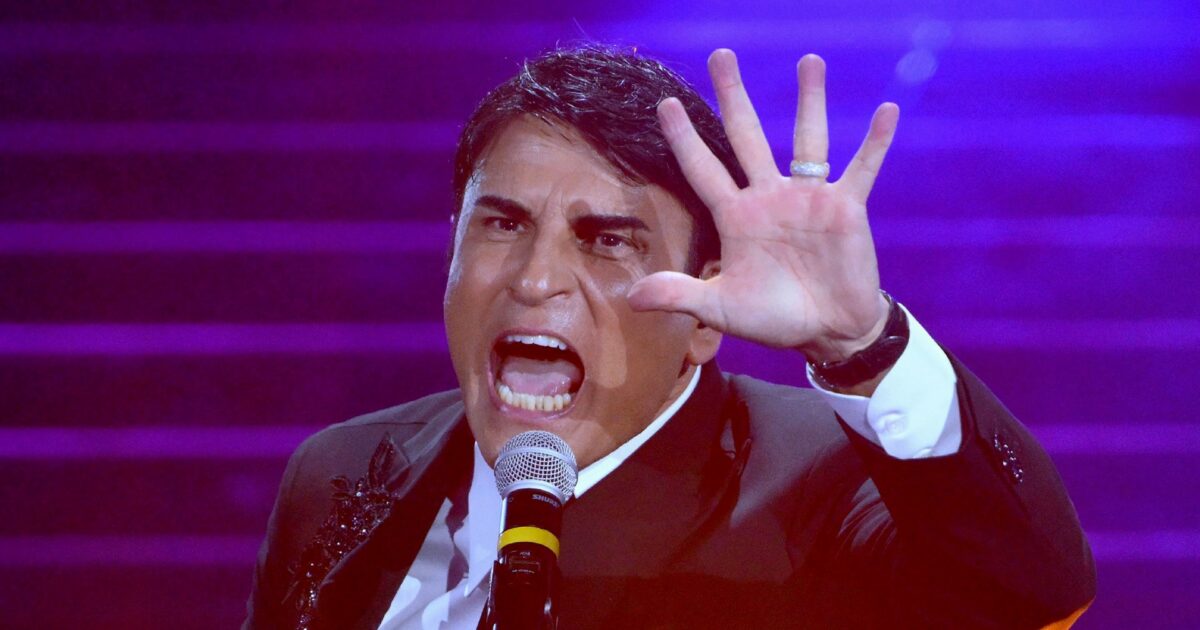 Sal Da Vinci andrà all’Eurovision Song Contest 2026 con “Per sempre sì” e sposta il tour previsto in America. A 57 anni è il rappresentante italiano più anziano di sempre nella competizione