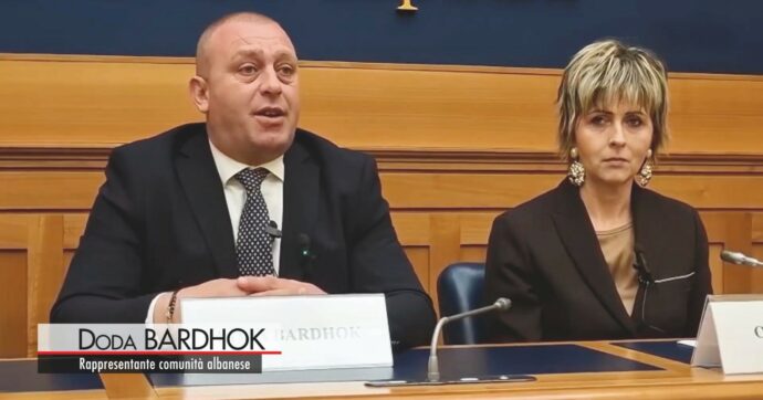 Referendum, ora FI arruola la comunità albanese: “Votiamo Sì in onore di Berlusconi”