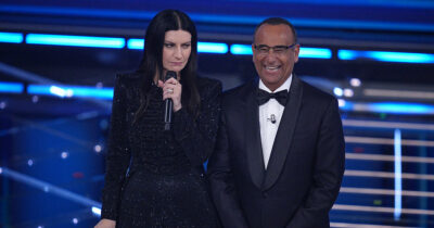 Copertina di Sanremo 2026, la scaletta minuto per minuto della terza serata: l’ordine dei 15 Big, Eros Ramazzotti ospite, Ubaldo Pantani e Irina Shayk co-conduttori. Si apre con la finale delle Nuove Proposte, la fine all’1:12