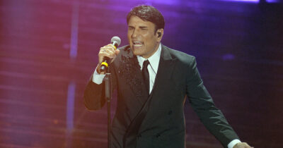 Copertina di “Quando mio figlio aveva la meningite pregavo la Madonnina: se lo salvi smetto di cantare. Stavo per giurare, poi…”: quando Sal Da Vinci raccontò il suo voto