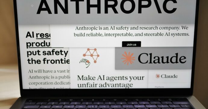 IA, Anthropic e il Pentagono ai ferri corti. Amodei: “Le minacce non cambiano la nostra posizione”. OpenAI mediatore tra le parti