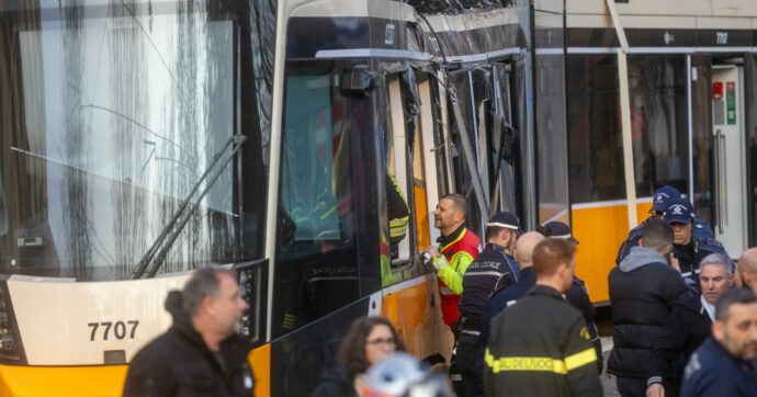 Milano, tram deraglia e finisce contro un palazzo: un morto e 39 feriti. Aperta un’inchiesta per omicidio colposo
